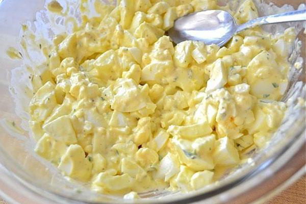 mélanger les oeufs avec la mayonnaise