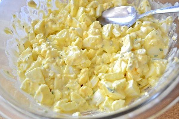 mezclar huevos con mayonesa