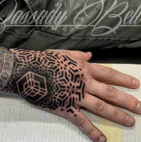 Šílené geometrické blackwork od Cassady Bell