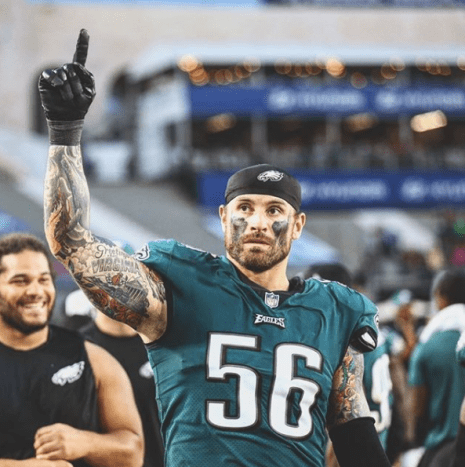 Foto přes @laflamablanca95 Chris Long je profesionální fotbalista a obranný hráč, který tento víkend pomohl vést Philadelphii Eagles k vítězství.