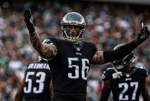 Foto via @laflamablanca95Long hat ein Erbe von 'Glück' Alumni – wobei sein Vater für satte 13 Saisons das ehemalige Defensivende der Raiders war. Im Jahr 2000 wurde er in die Hall of Fame aufgenommen. Long's Brüder sind ebenfalls im Geschäft - sein Bruder Kyle ist ein offensiver Lineman für die Chicago Bears und Bruder Howie Jr. ist ein Scouting-Assistent für die Raiders.