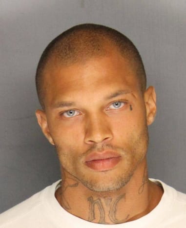 Foto přes thesun Jeremy Meeks vyměnil život zločinu za módní svět poté, co se jeho hezký mugshot stal virálním. je stejný osud pro Mirellu Ponce.