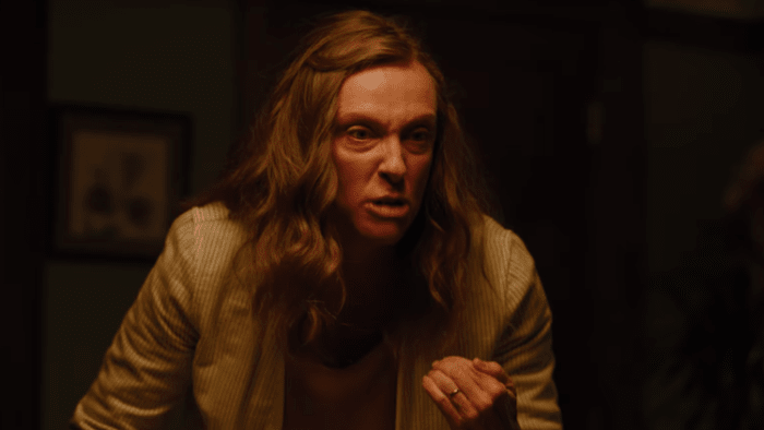 Die für den Oscar nominierte Toni Collette spielt Annie Graham, deren ältere Mutter zu Beginn des Films stirbt. Nach der Beerdigung beginnt sie eine paranormale Präsenz in ihrem Haus zu bemerken.