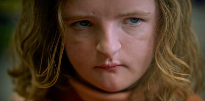 Der Trailer gibt jedoch nicht zu viele Handlungspunkte preis, sondern konzentriert sich auf filmische Visuals, um ein Horrorpublikum anzulocken.