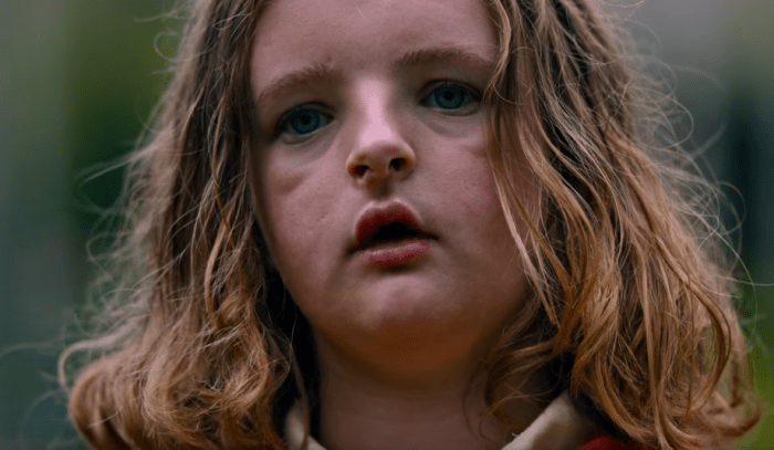 Der Film konzentriert sich auch auf Grahams Tochter Charlie, die als gestört dargestellt wird. Hereditäre deutet darauf hin, dass es eine starke Verbindung zwischen Charlie und ihrer verstorbenen Großmutter gab – wobei sich die paranormale Kraft später auf die Enkelin konzentrierte.
