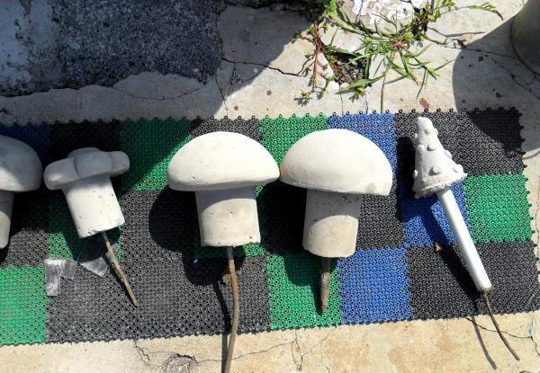 Sculptures de champignons en béton