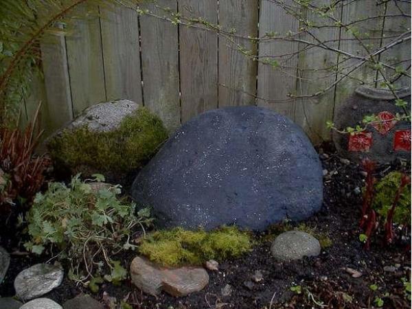 Piedra de hormigón junto a la valla