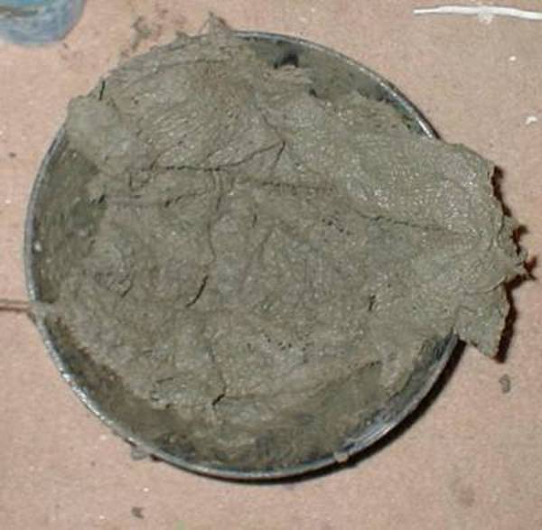 La arpillera se humedece con mortero de cemento.