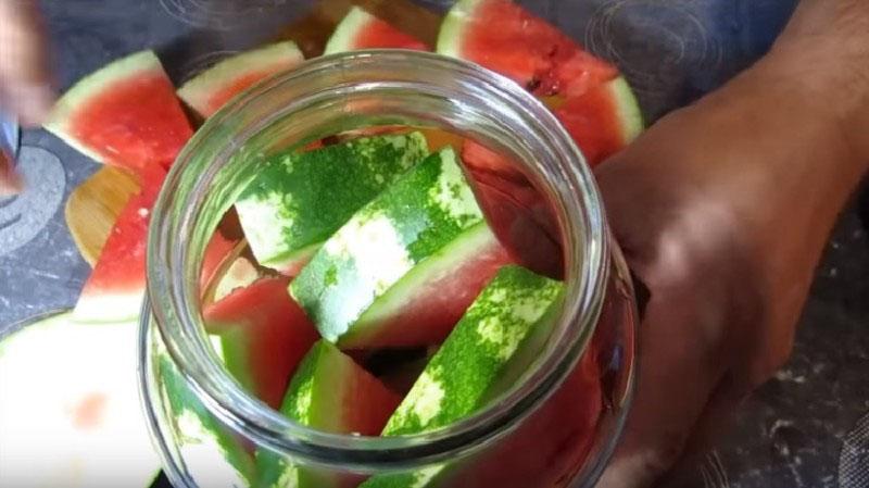 poner trozos de sandía en frascos