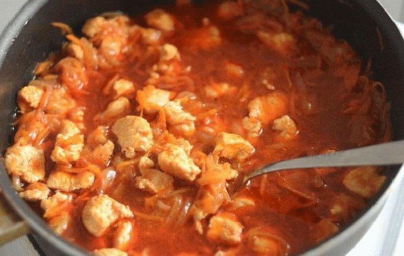agregue la pasta de tomate y cocine a fuego lento