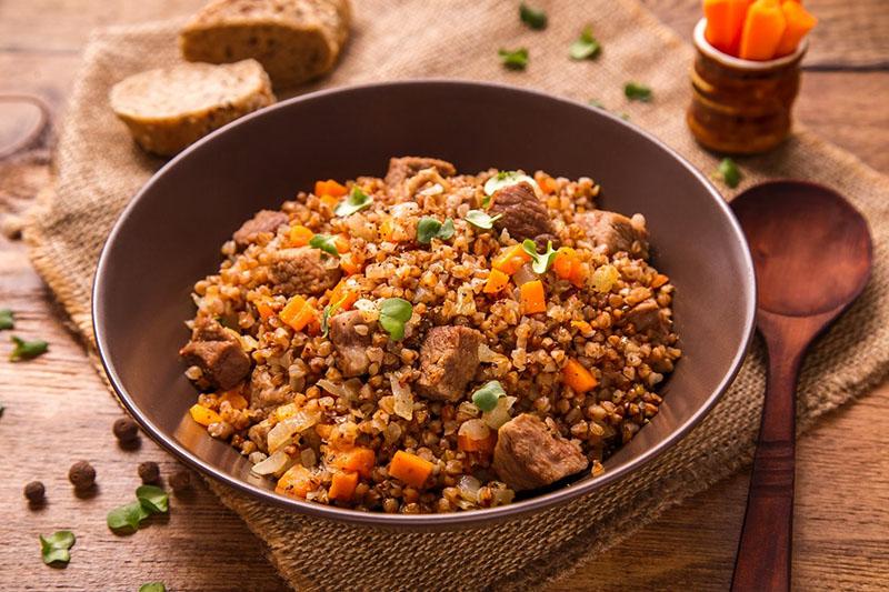 delicioso trigo sarraceno con carne