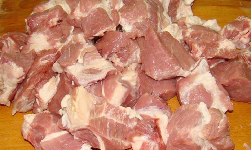 picar carne de cerdo fresca
