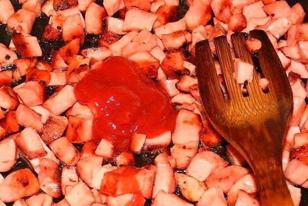 faire revenir la saucisse et ajouter la sauce