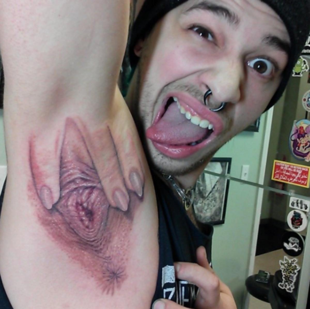 lustiges-vag-tattoo-in-achsel