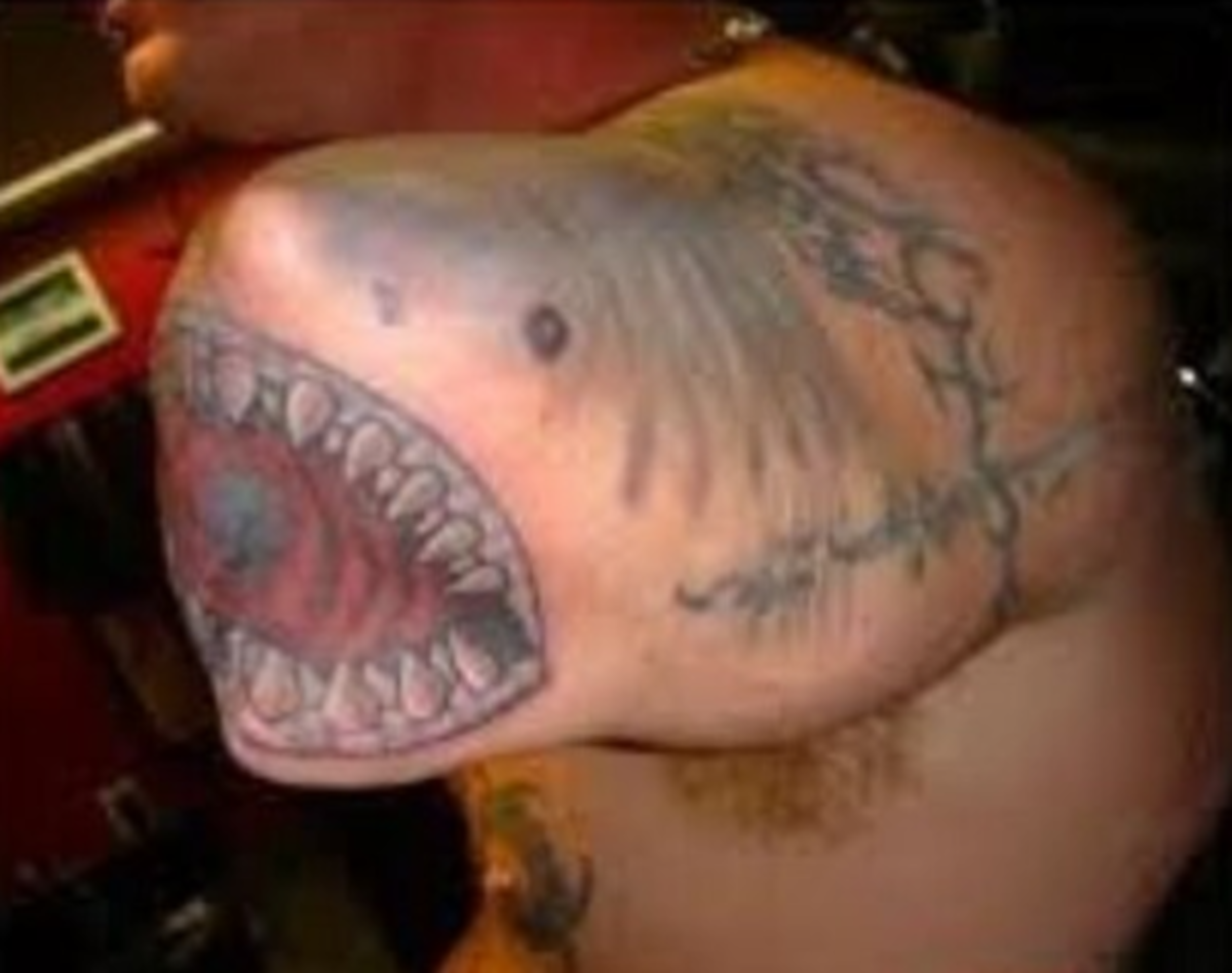 amputovaná paže se žraločím tetováním