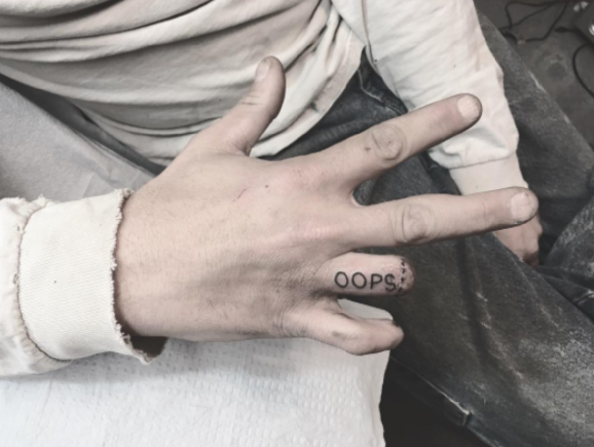 vtipné tetování na useknutém prstu