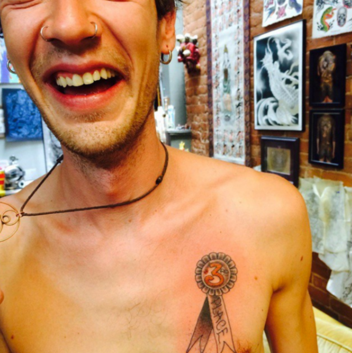 Tattoo-des-dritten-Platz-Band-auf-der-Brust