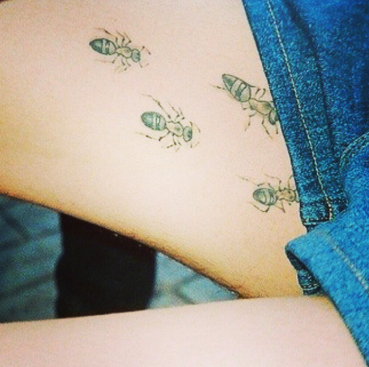 mravenčí tetování na stehně