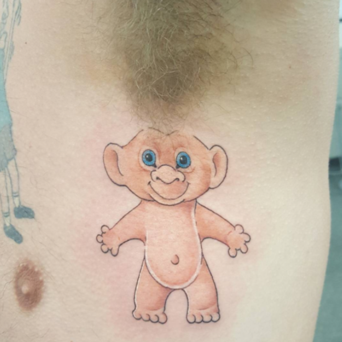 Troll-Puppe-unter-Achsel-Haar-Tattoo