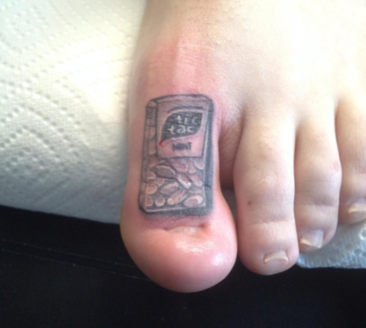 Tic-Tac-Tattoo-auf-Zehe