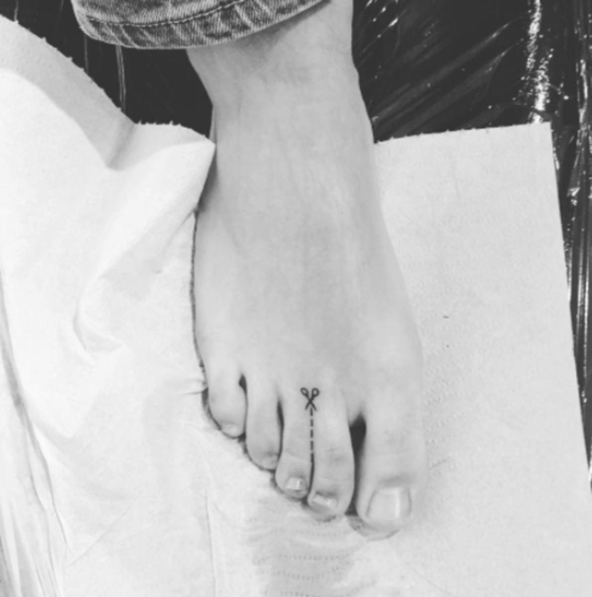 vtipné tetování na prstech u nohou