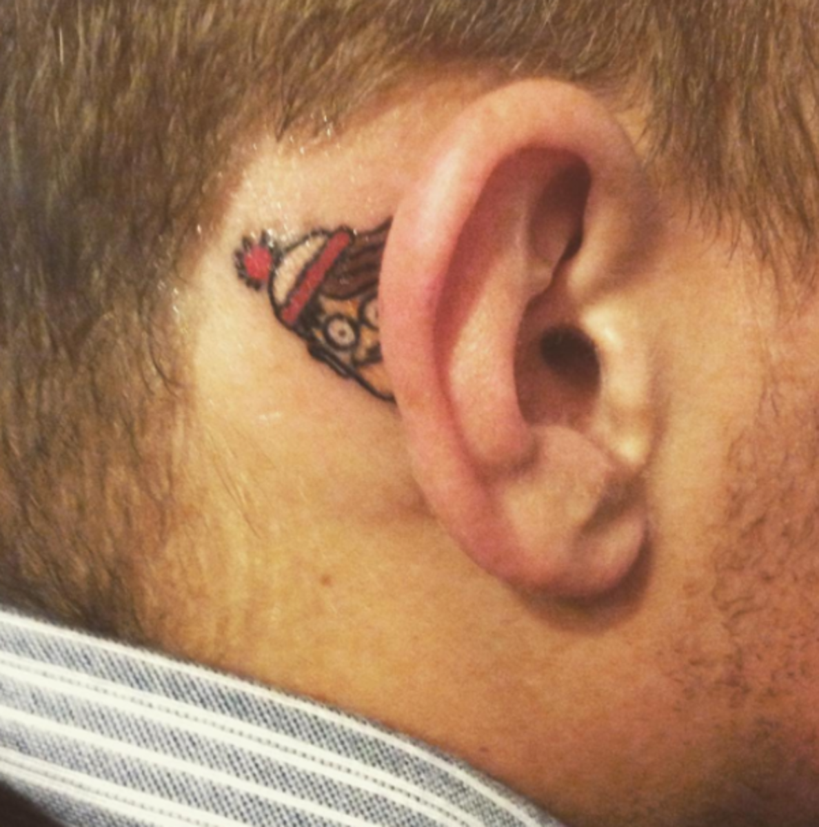 kde-waldo-tetování za uchem