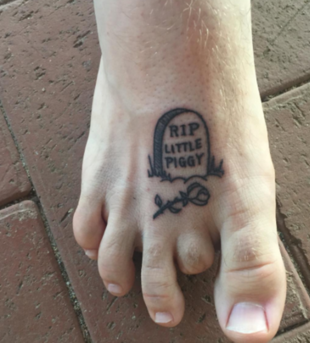 lustiges-abgetrenntes-Zehen-Tattoo