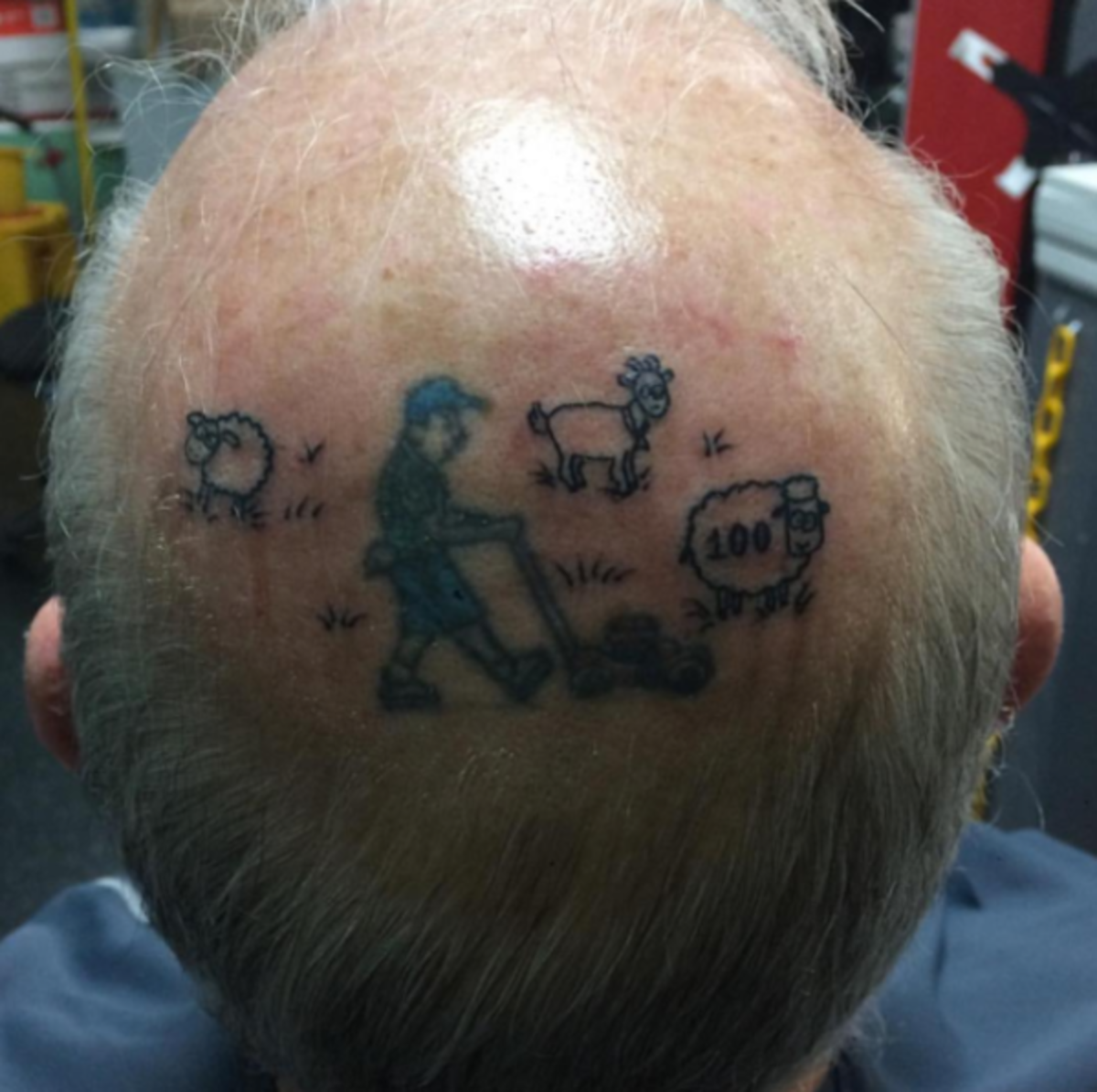 Mann mit Glatze-mit-Tattoo-auf-dem-Kopf