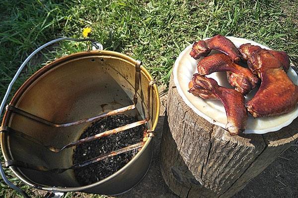 fumoir fumé à chaud dans un seau