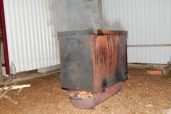 fumoir fumé à chaud en fonctionnement