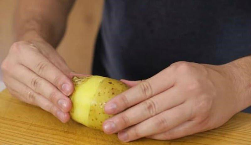 hervir las patatas y pelarlas
