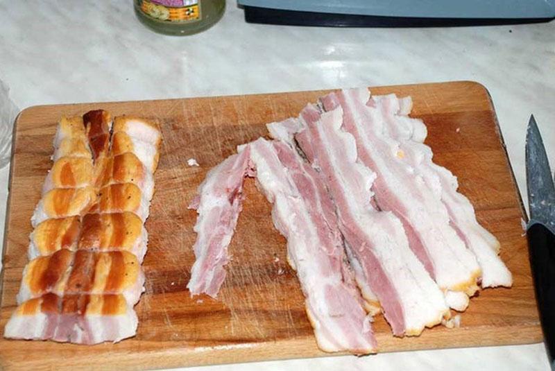 cortar el tocino en tiras