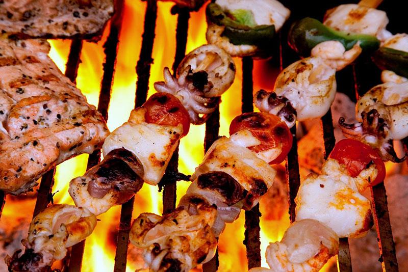 kebab de mariscos en tocino
