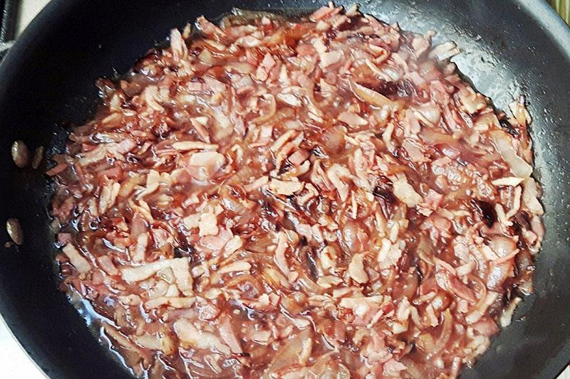 sofreír la cebolla con tocino