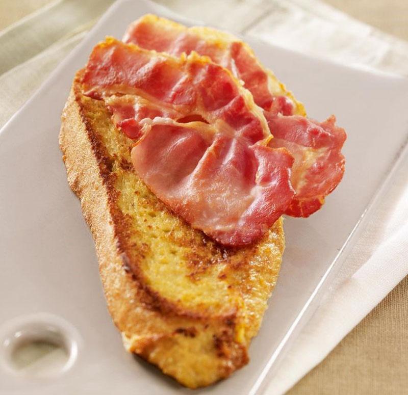 dar forma a un sándwich de tocino y huevo