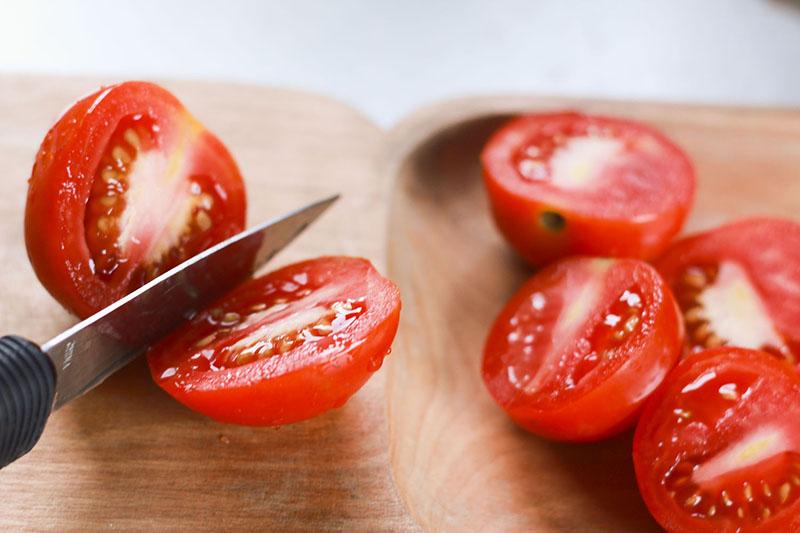lavar y picar los tomates