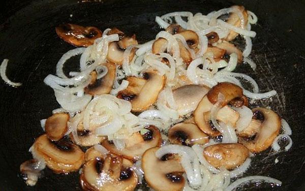 ragoût d'oignons et de champignons