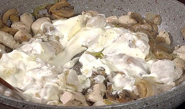 verser les champignons avec la crème sure au poulet