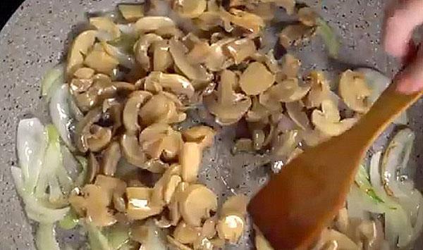 faire revenir les champignons avec les oignons