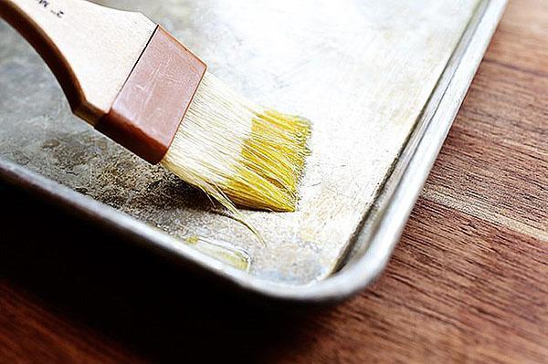 graisser une plaque à pâtisserie avec de l'huile