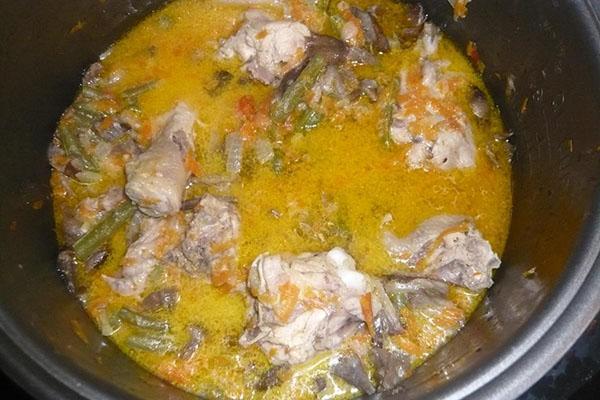 pollo con champiñones en olla de cocción lenta