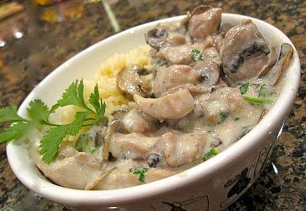 poulet aux champignons dans une sauce à la crème sure