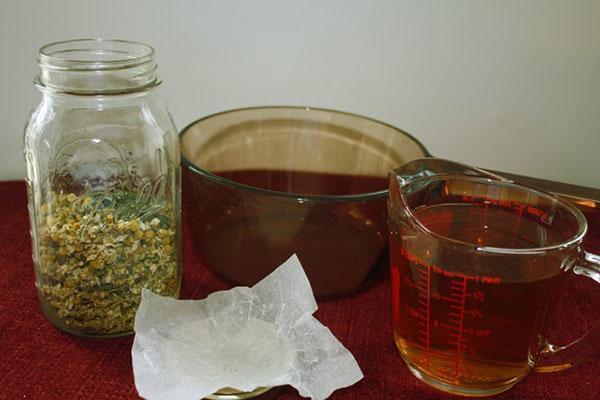 manzanilla medicinal en el botiquín casero