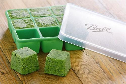 Cubes d'herbes fraîches