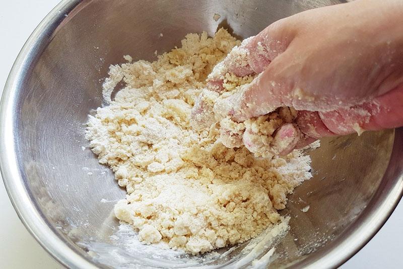 pétrir la pâte sablée