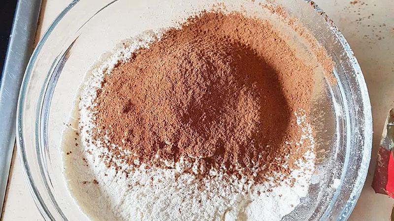 mélanger la farine avec le cacao