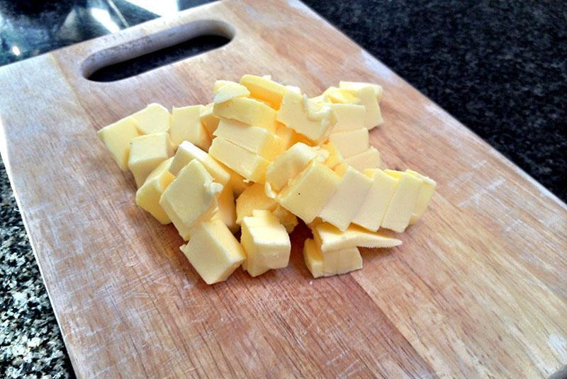 cortar la mantequilla en trozos
