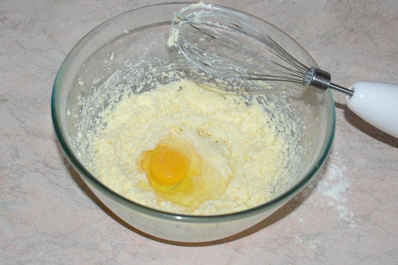 batir la mantequilla con el huevo y el azúcar glass