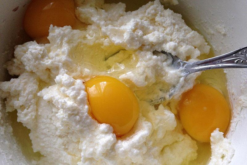 battre le fromage cottage avec des œufs et du sucre