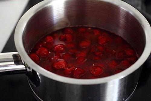 hervir las cerezas con almíbar